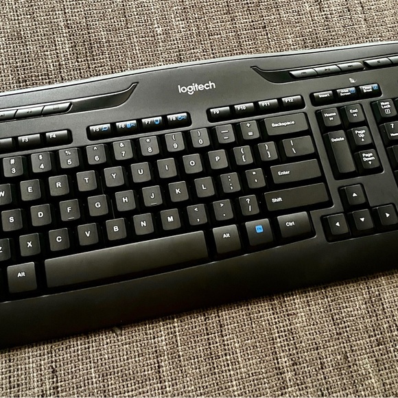 Logitech Wireless Computer Keyboard - Picture 6 of 7